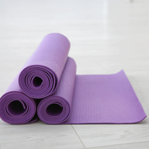 Esterilla de yoga Synco con correa de transporte (color: morado)